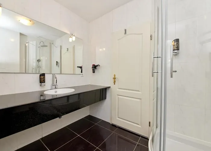 מלון Moselhotel Roemischer Kaiser 'staffuntil5pm'earlybirdbreakfast'cityparking