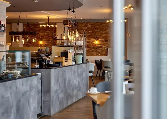 Moselhotel Roemischer Kaiser 'staffuntil5pm'earlybirdbreakfast'cityparking מלון