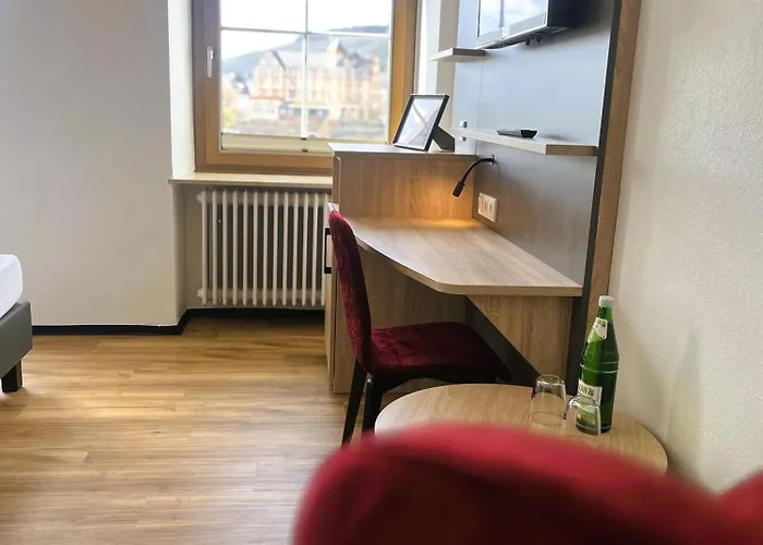 Moselhotel Roemischer Kaiser 'staffuntil5pm'earlybirdbreakfast'cityparking מלון